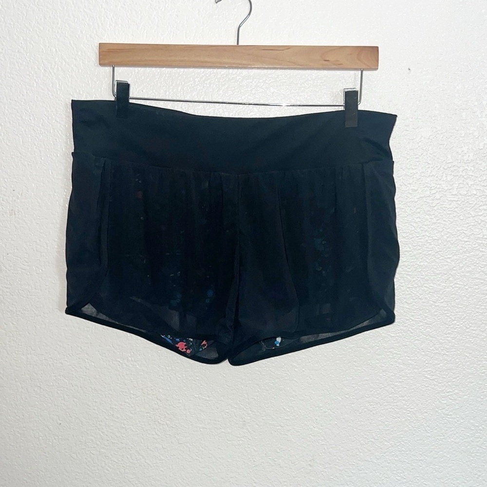 Fabletics Women's Quinn Mesh Paint Splatter Zipper Back Pocket Running Shorts